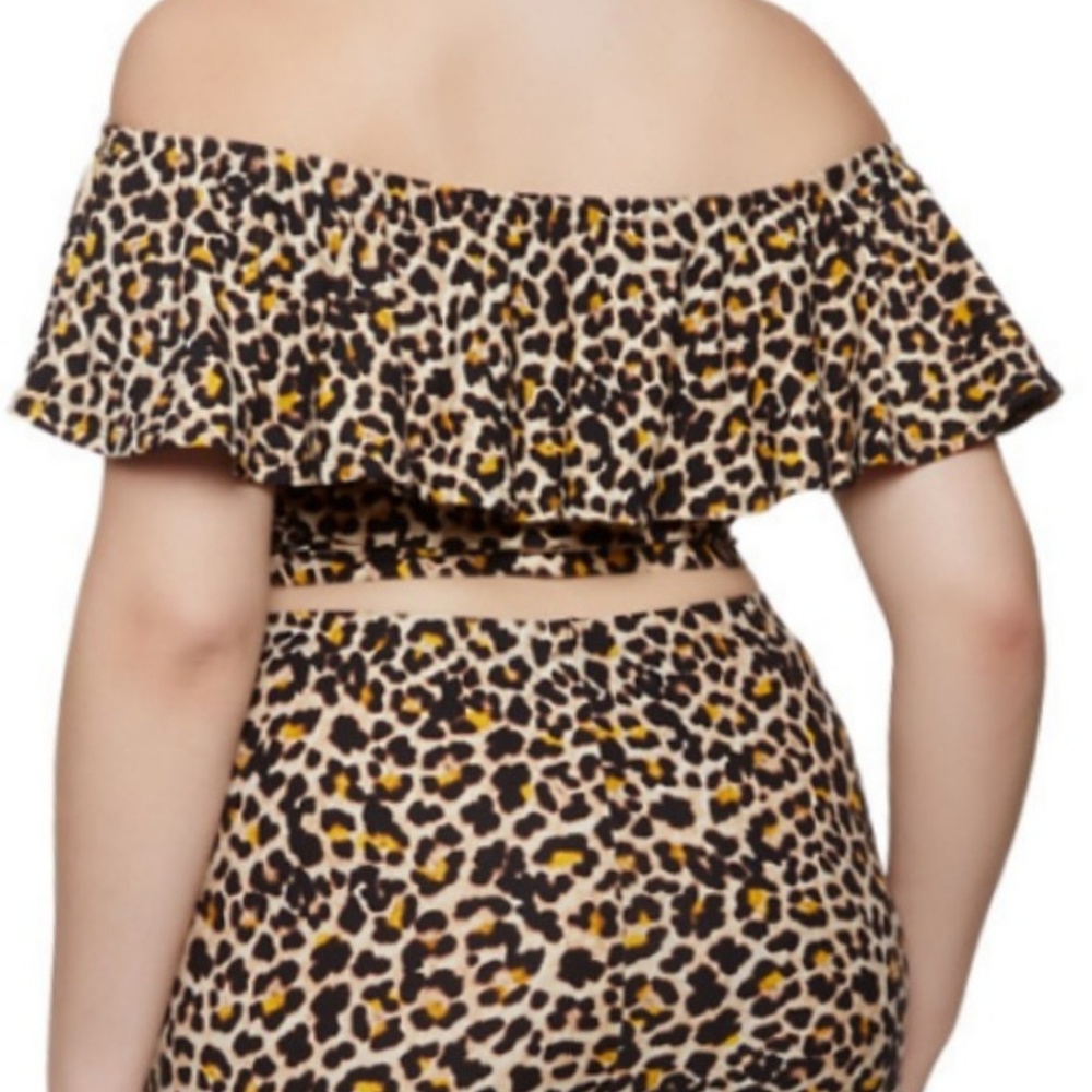 ➕ Leopard Print Off Shoulder Crop & Pant Set - Picture 5 of 7